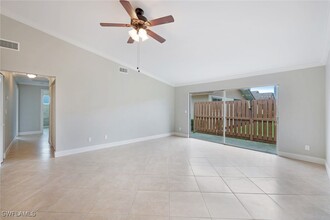 6474 Royal Woods Dr in Ft. Myers, FL - Building Photo - Building Photo