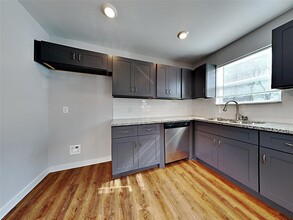 8639 Sunderland Rd in Houston, TX - Foto de edificio - Building Photo