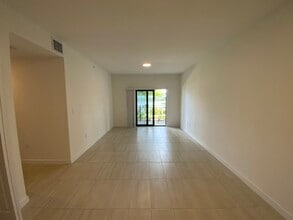340 NW 206th Ter, Unit A2 in Miami, FL - Foto de edificio - Building Photo