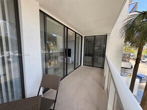 3731 N Country Club Dr in Aventura, FL - Building Photo - Building Photo