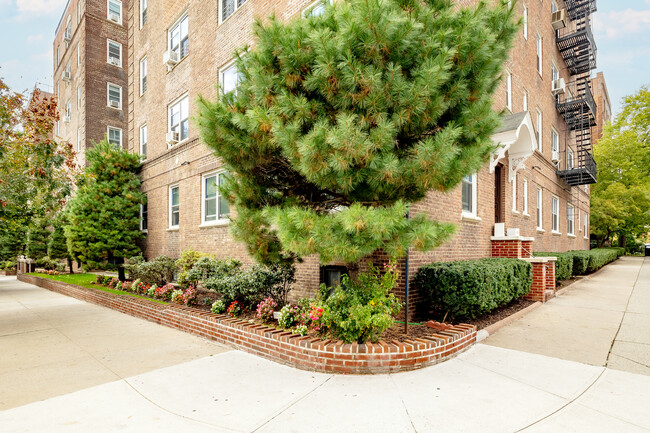 Berkeley Apartments Corporation in Forest Hills, NY - Building Photo - Building Photo