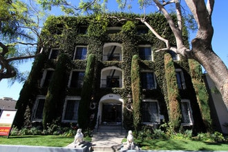 Burnside Villas Apartments...New York Style and Charm...CALL NOW! in Los Angeles, CA - Foto de edificio - Building Photo