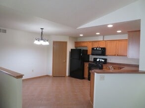 141-145 Nordic Way in Slinger, WI - Foto de edificio - Building Photo