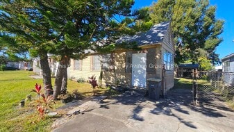 8052 Hawthorne St in Jacksonville, FL - Building Photo