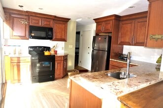 18 Pequot Rd in Wayland, MA - Foto de edificio - Building Photo