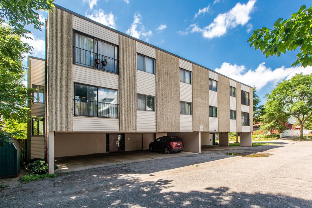 704 E Center St in Rochester, MN - Building Photo