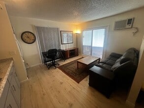 1632 E Saint Louis Ave in Las Vegas, NV - Foto de edificio - Building Photo