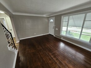 19807 Gardenview Dr in Maple Heights, OH - Foto de edificio - Building Photo