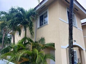 2098 NE 167th St in North Miami Beach, FL - Building Photo - Building Photo