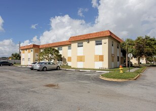Deerfield Palms Condo in Deerfield Beach, FL - Foto de edificio - Building Photo