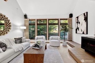 3323 NE 156th St in Lake Forest Park, WA - Foto de edificio - Building Photo