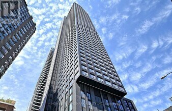8 Wellesley St W in Toronto, ON - Building Photo - Building Photo