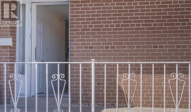 55 Bridgenorth Crescent in Toronto, ON - Building Photo - Building Photo