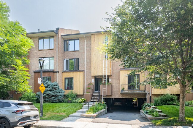 12664 Odette-Oligny Rue in Montréal, QC - Building Photo - Building Photo