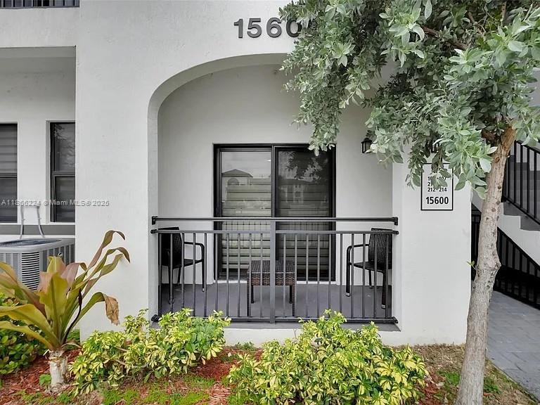 15600 SW 136th St in Miami, FL - Building Photo