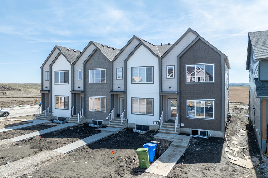 7661 202 Av SE in Calgary, AB - Building Photo