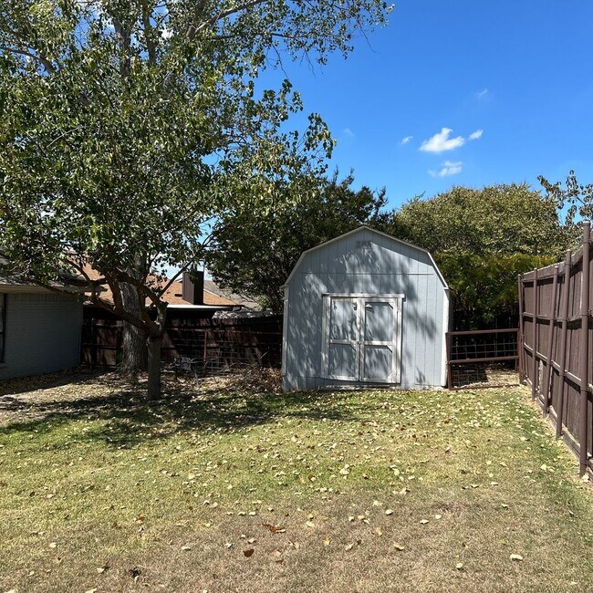 6441 Westridge Dr in Watauga, TX - Building Photo - Building Photo