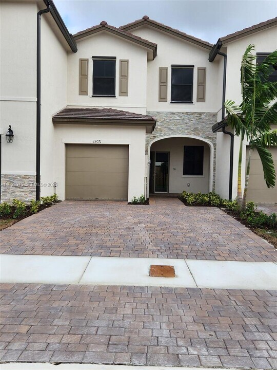13071 SW 232nd Ln in Homestead, FL - Foto de edificio