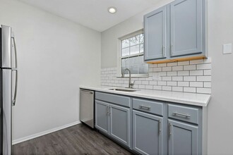 7401 W 61st St in Mission, KS - Building Photo - Building Photo