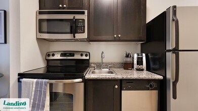 1430 NW Pettygrove St, Unit E205 in Portland, OR - Building Photo - Building Photo