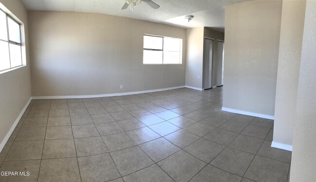 8300 Capitan Cir in El Paso, TX - Foto de edificio - Building Photo