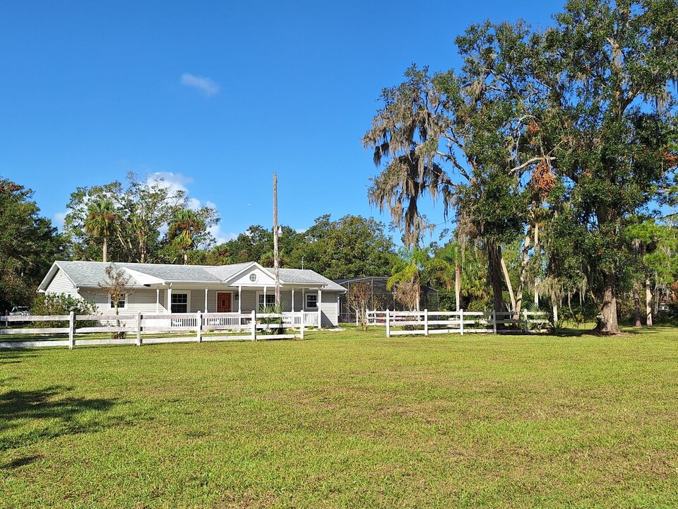 1061 S Glencoe Rd in New Smyrna Beach, FL - Building Photo