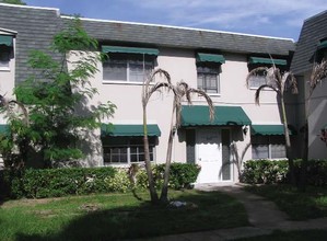 Oakclair Apartments in St. Petersburg, FL - Building Photo - Building Photo