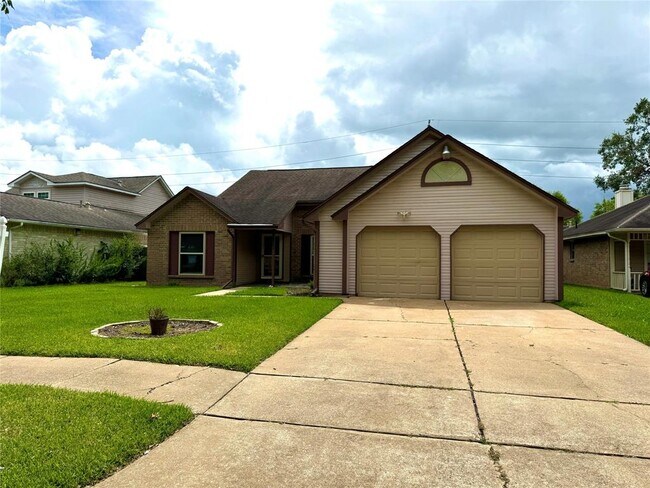 3302 Kempwood Dr in Sugar Land, TX - Building Photo - Building Photo