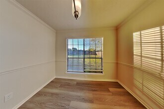 8335 Sparkling Springs Dr in Houston, TX - Building Photo - Building Photo