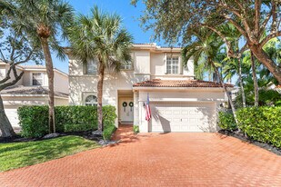 121 Palm Cir in Atlantis, FL - Building Photo