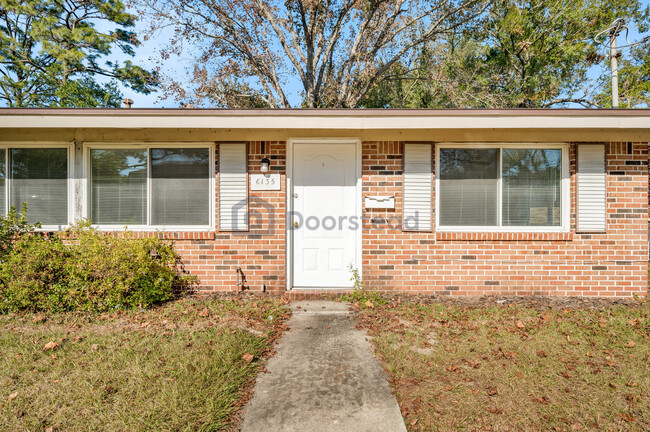 6135 Longchamp Dr in Jacksonville, FL - Foto de edificio - Building Photo