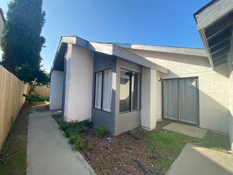 645 E Harold Ave in Visalia, CA - Foto de edificio