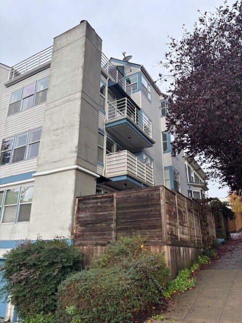 915 6th Ave N in Seattle, WA - Building Photo