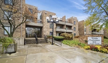 1912 Prairie Sq, Unit 210 in Schaumburg, IL - Foto de edificio