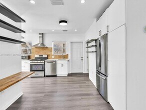 9324 Byron Ave in Surfside, FL - Foto de edificio - Building Photo