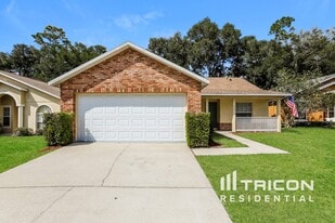 335 Heritage Estates Ln in DeLand, FL - Building Photo