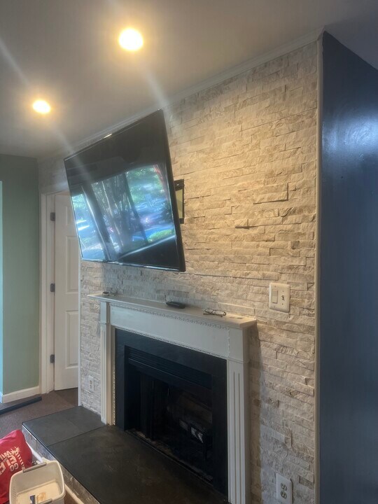 2802 Lee Oaks Pl, Unit 104 in Falls Church, VA - Building Photo