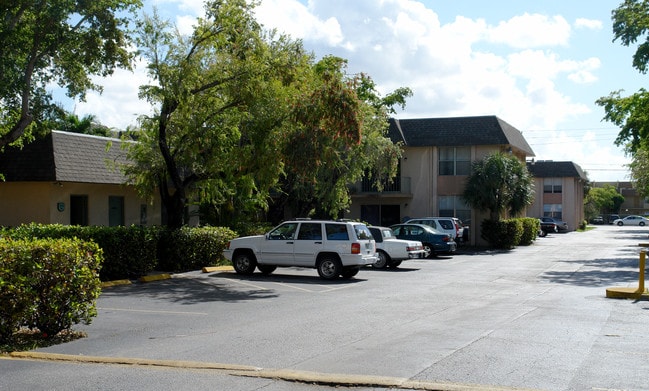 Westbrook Gardens Apartments in Miami, FL - Foto de edificio - Building Photo