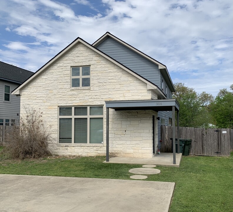 306 Elm Ave in Bryan, TX - Building Photo