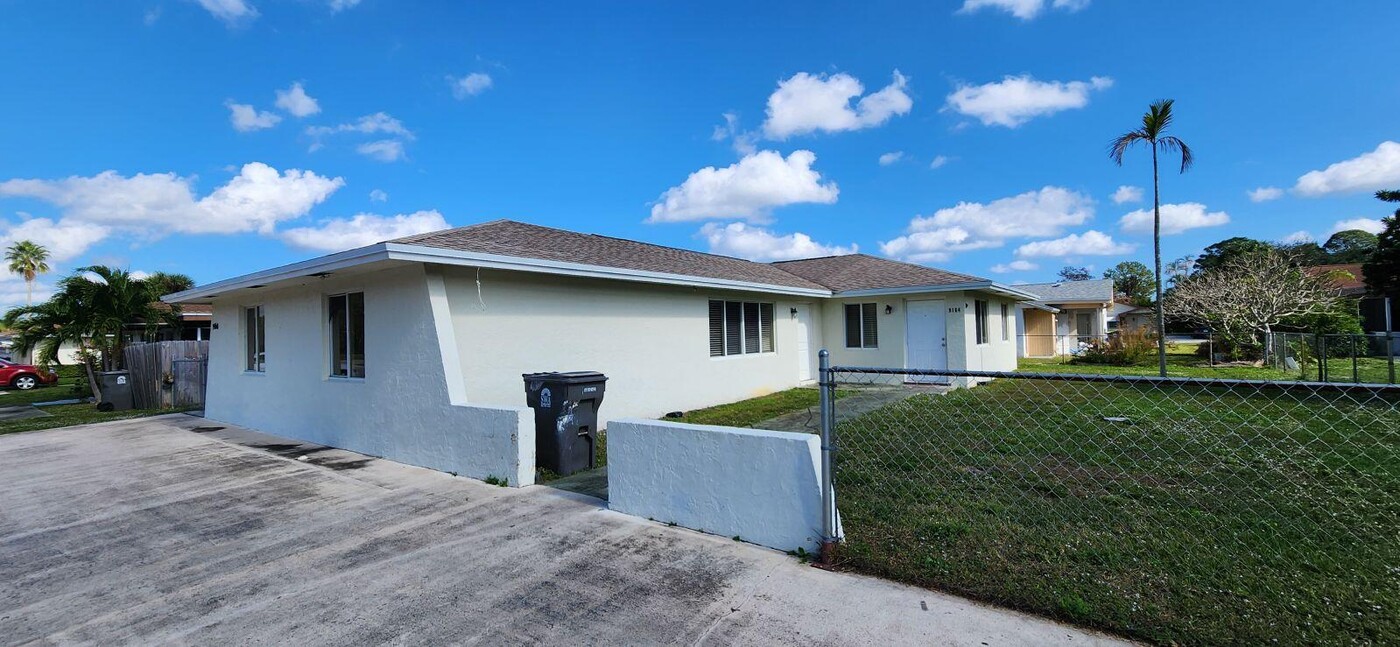 9164 W Highland Pines Blvd in Palm Beach Gardens, FL - Building Photo