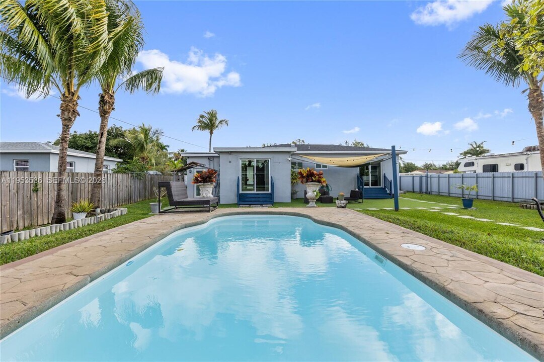 14950 S Biscayne River Dr in Miami, FL - Building Photo