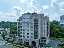 3000 Creekside Dr in Hamilton, ON - Building Photo