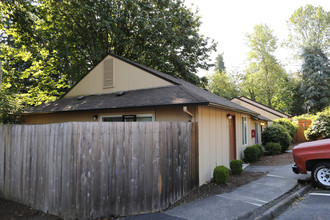 French Glen Apartments in West Linn, OR - Building Photo - Building Photo