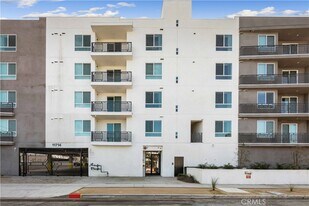 11714 Archwood St in Los Angeles, CA - Building Photo
