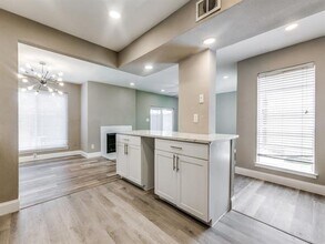 12518 Burninglog Ln in Dallas, TX - Building Photo - Building Photo
