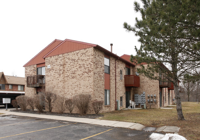 Woodview Apartments in Farmington, MI - Building Photo - Building Photo