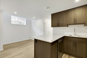 25 Yorkstone Row SW in Calgary, AB - Building Photo - Building Photo