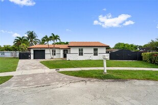 13611 SW 77th Ln in Miami, FL - Building Photo