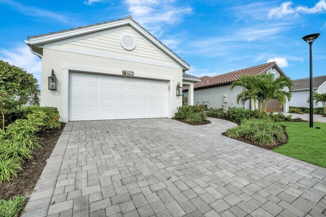 4633 Centaurus Cir in Naples, FL - Building Photo - Building Photo