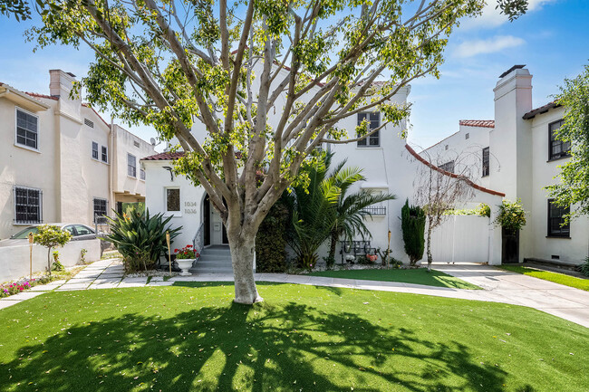 1036 Hi Point St, Unit 1034 in Los Angeles, CA - Foto de edificio - Building Photo